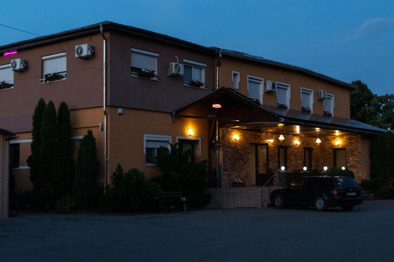 Hotel Tranzit Odorheiu Secuiesc Exteriör bild